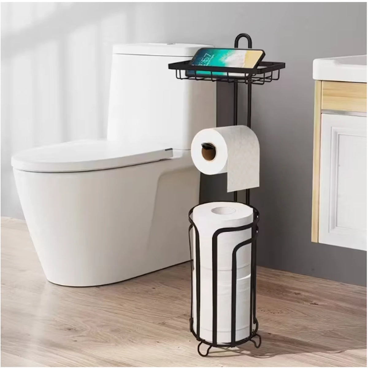 Porte-papier toilette sur pied KALIM noir avec étagère téléphone et réserve de rouleaux dans une salle de bain