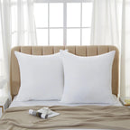 Lot de 2 oreillers blancs 65 x 65 cm dans une chambre lumineuse