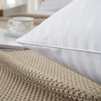 Finition et couture de l’oreiller blanc