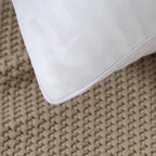 Coin et couture de l’oreiller blanc