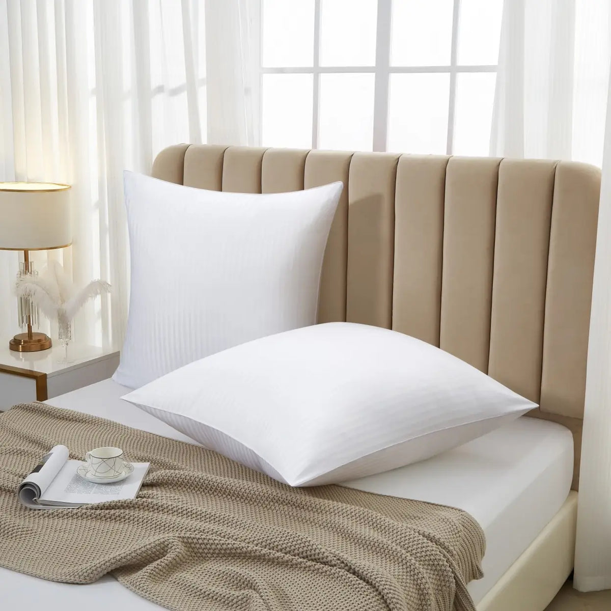 Oreillers blancs 65 x 65 cm sur lit beige